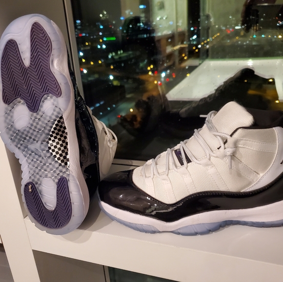 Mens Jordan 11s - Picture 5 of 5